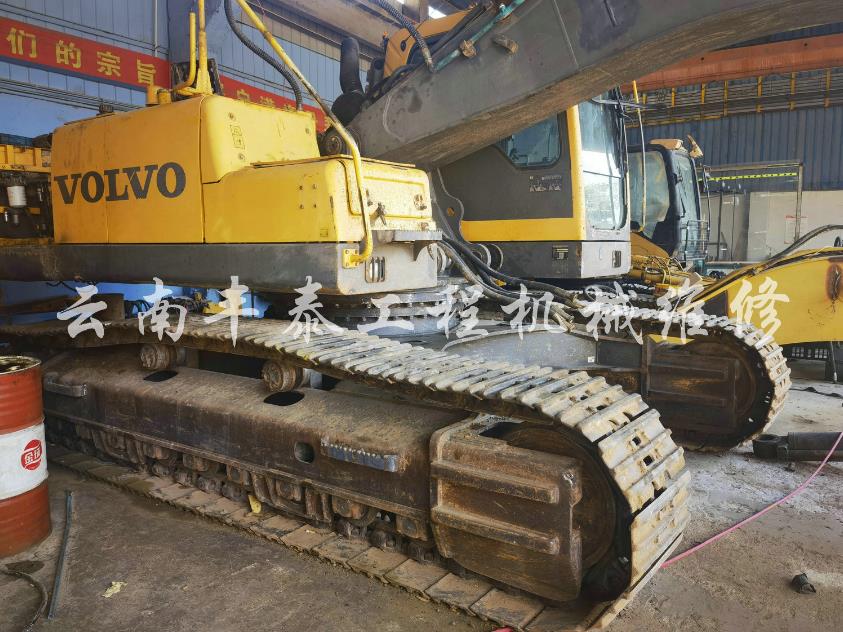 挖掘機維修現場