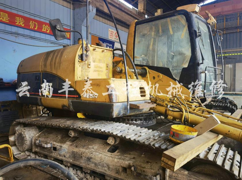 挖掘機維修現場