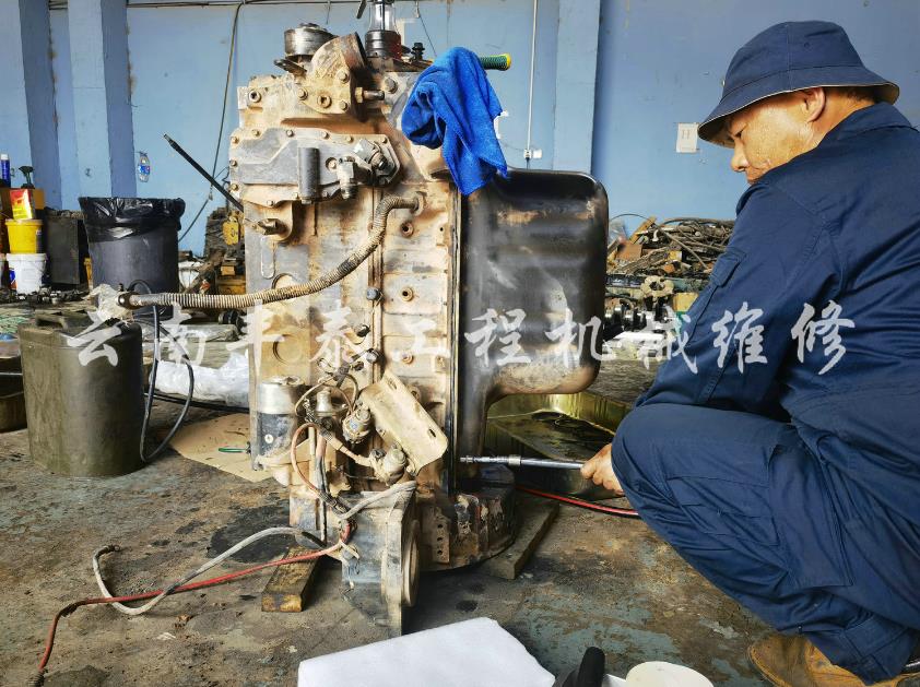 挖掘機發動機維修